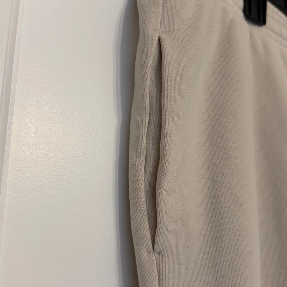 Vuori pants in size extra large - Picture 3 of 12
